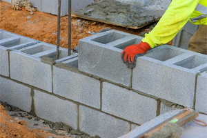 Arbeiter legt Betonsteine