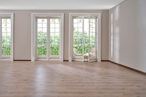 Helles Wohnzimmer mit Glastür und Glasfenstern