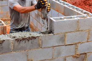 Arbeiter gießt Beton