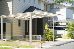 Weißes mordernes Carport