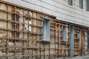 Altes Haus mit bechädigter Asbestwand