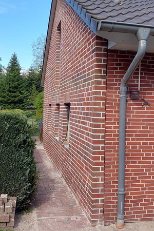 Giebelmauerwerk: Arbeiten Seitenansicht verfugt mit Dachrinne