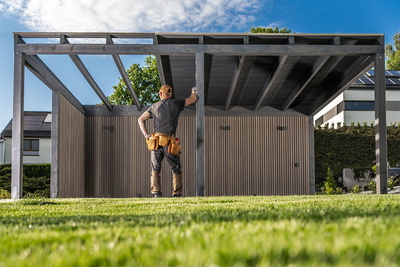 Arbeiter bewertet ein Carport