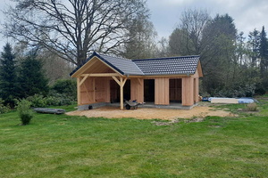 Gartenhaus: Außenansicht mit gedecktem Dach